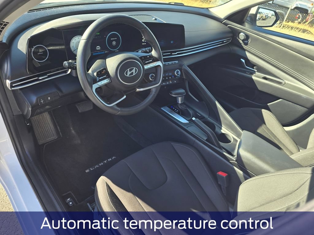 Used 2025 Hyundai Elantra SEL FWD image 2