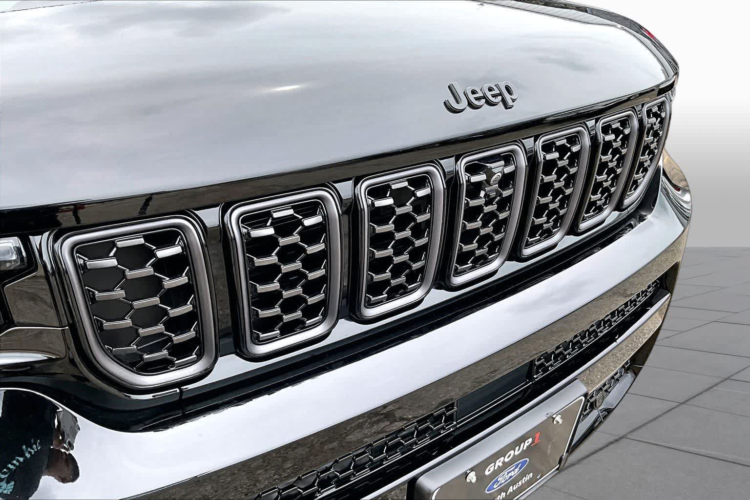 Used 2025 Jeep Grand Cherokee L Summit AWD/4WD image 30
