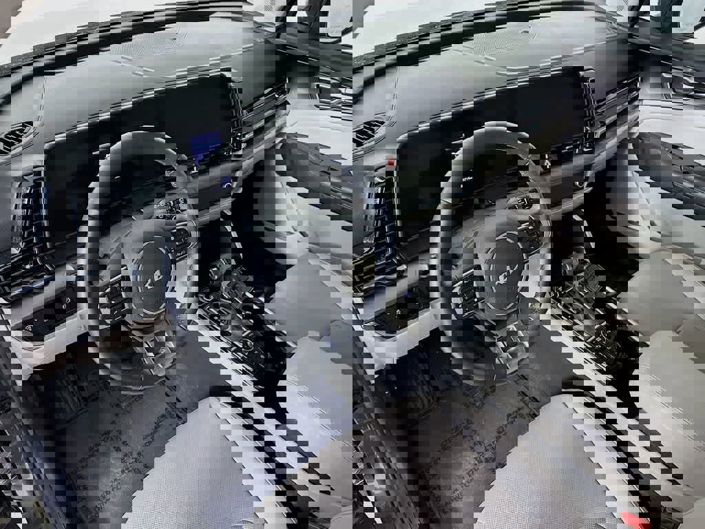 Used 2023 Kia Sportage EX image 9