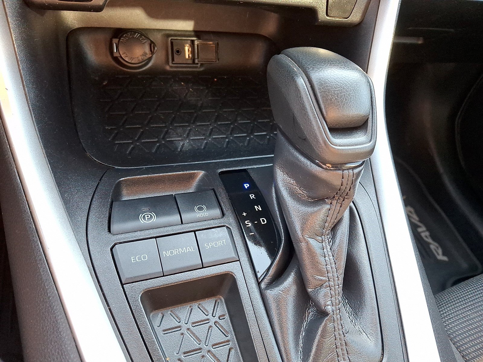 Used 2019 Toyota RAV4 LE FWD image 13