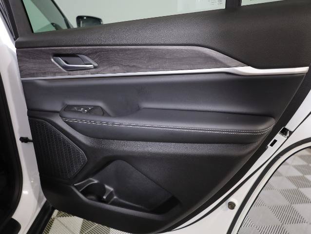 Used 2023 Jeep Grand Cherokee L Limited w/ Black Appearance Package AWD/4WD image 34