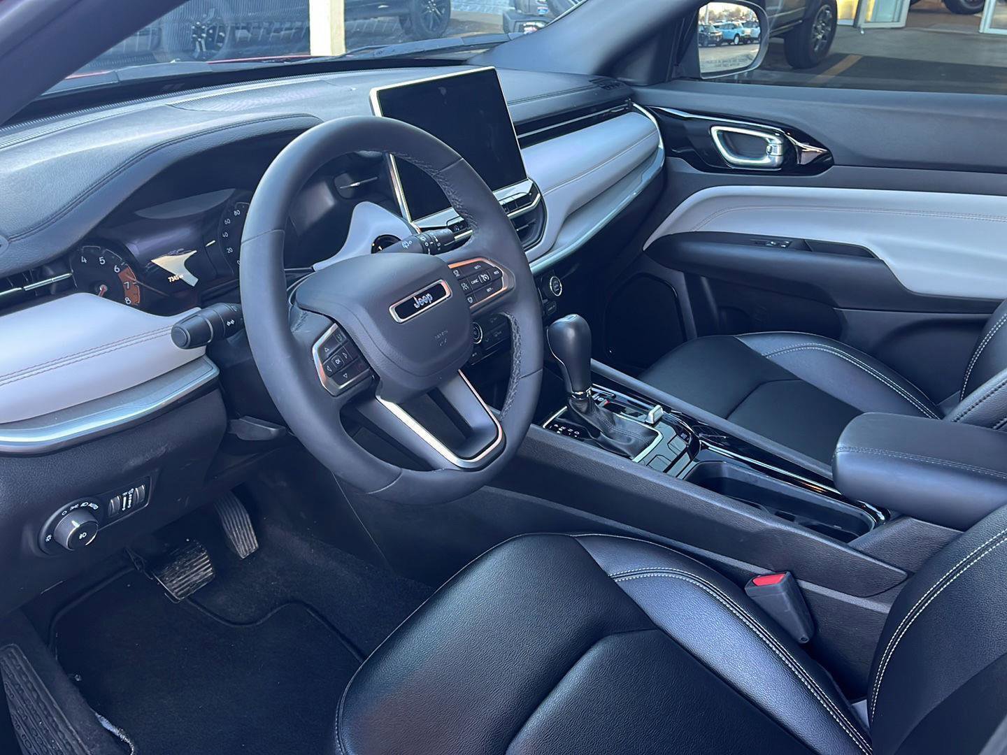 Used 2025 Jeep Compass Limited image 9