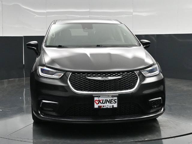 Used 2024 Chrysler Pacifica Touring-L FWD image 4