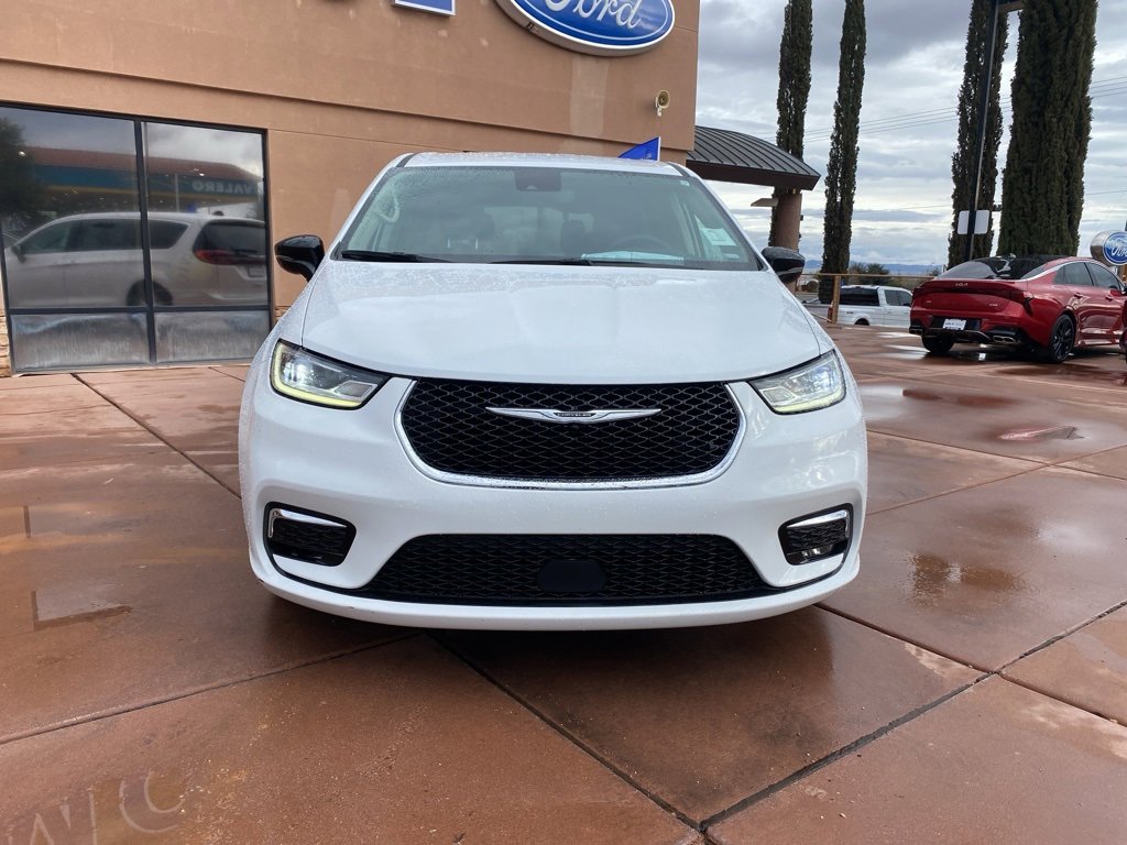 Used 2024 Chrysler Pacifica Touring-L image 11