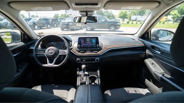 Used 2024 Nissan Altima 2.5 SV FWD image 27