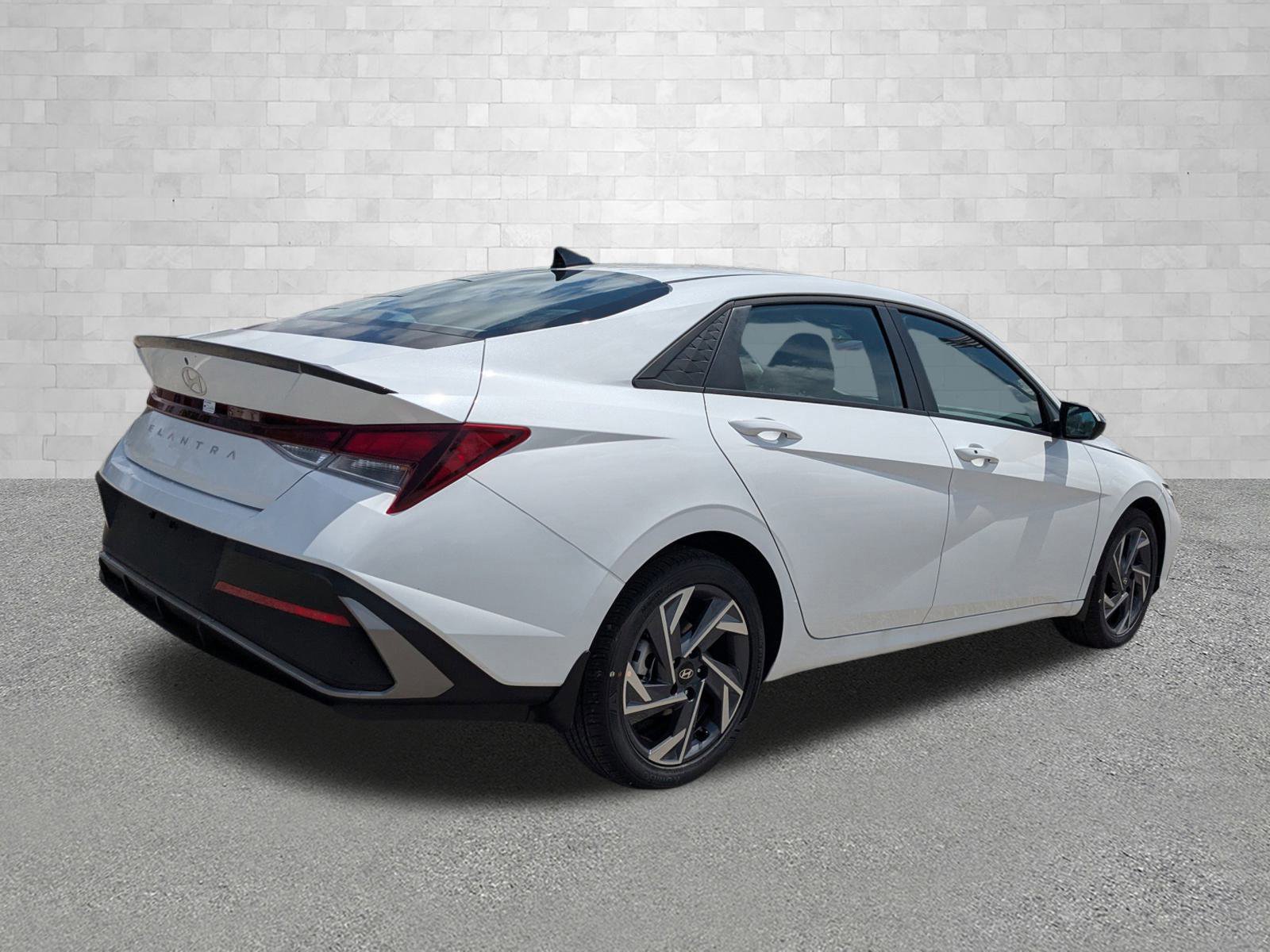 Used 2025 Hyundai Elantra Sport FWD image 2
