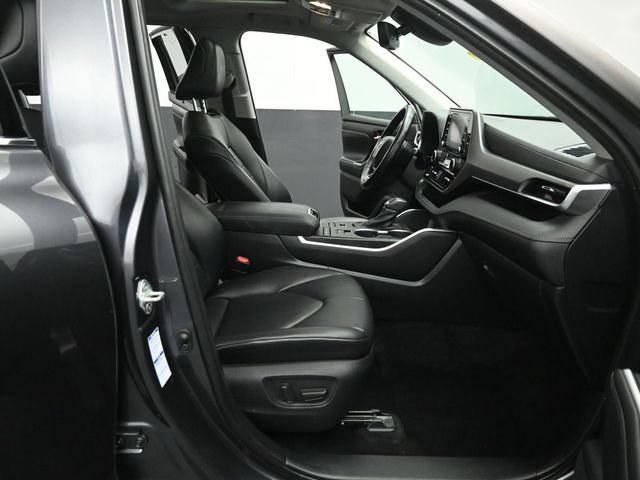 Used 2021 Toyota Highlander XLE AWD/4WD image 31