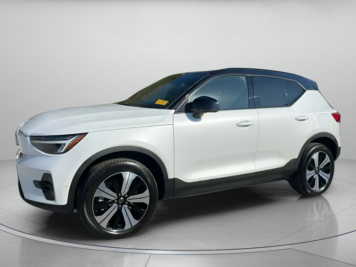 Used 2023 Volvo XC40 Recharge Plus image 6