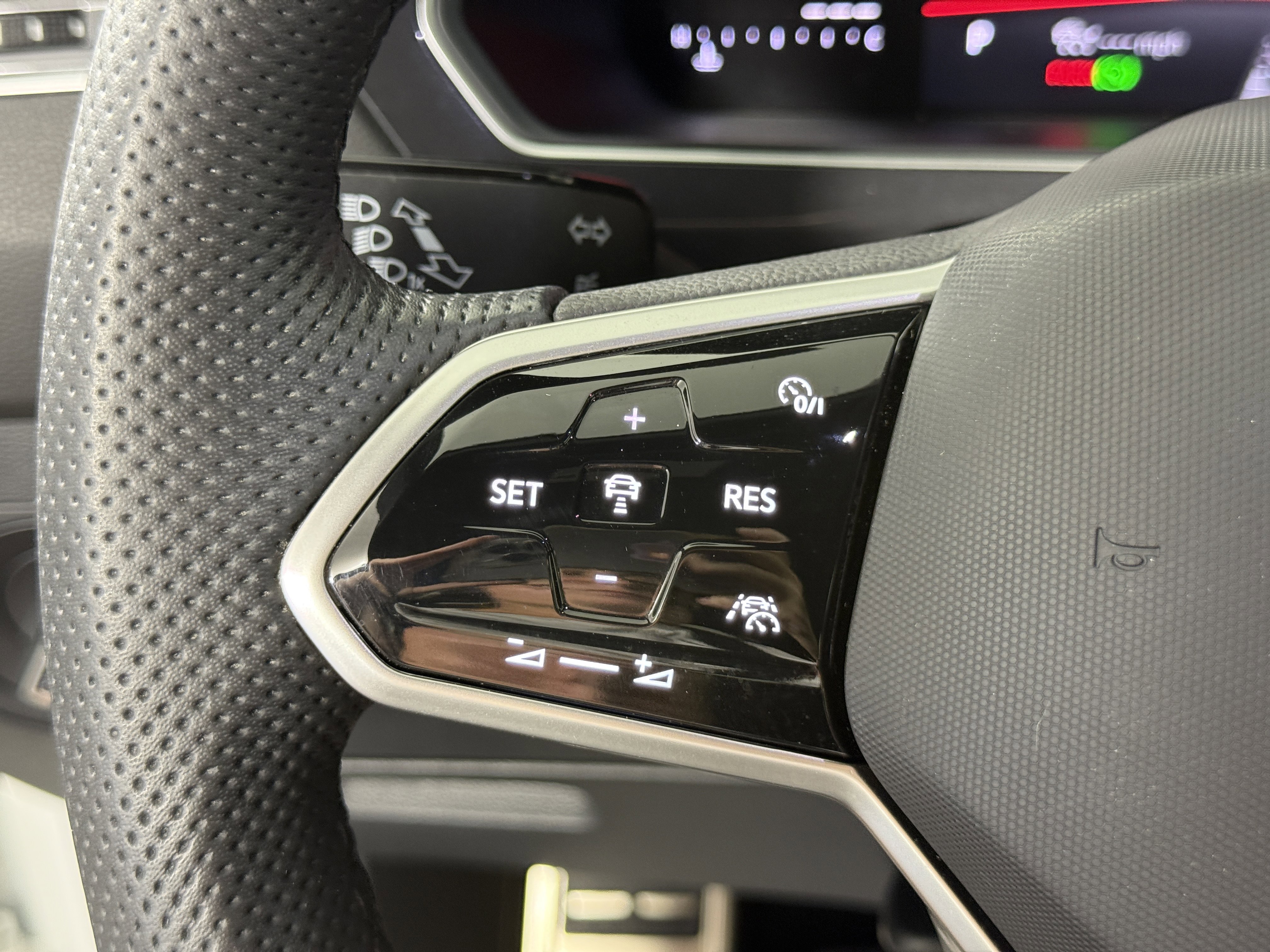 Used 2024 Volkswagen Tiguan SE R-Line image 23