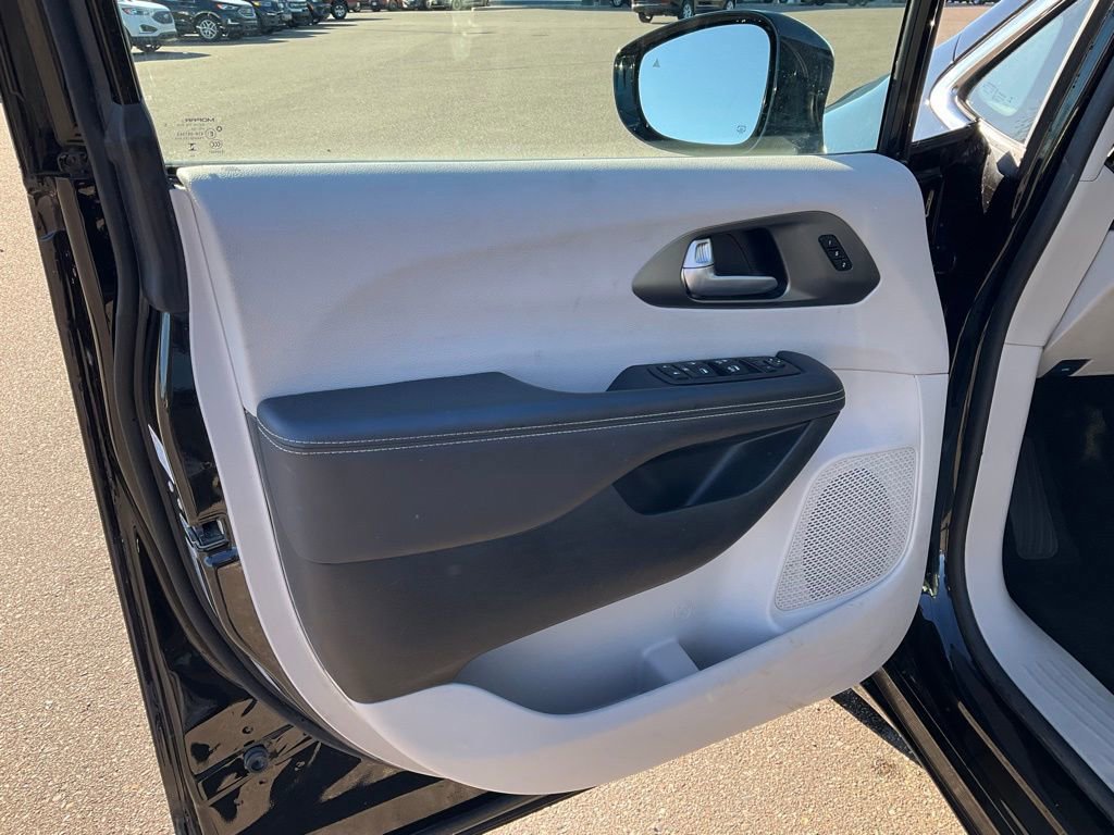 Used 2024 Chrysler Pacifica Touring-L image 25