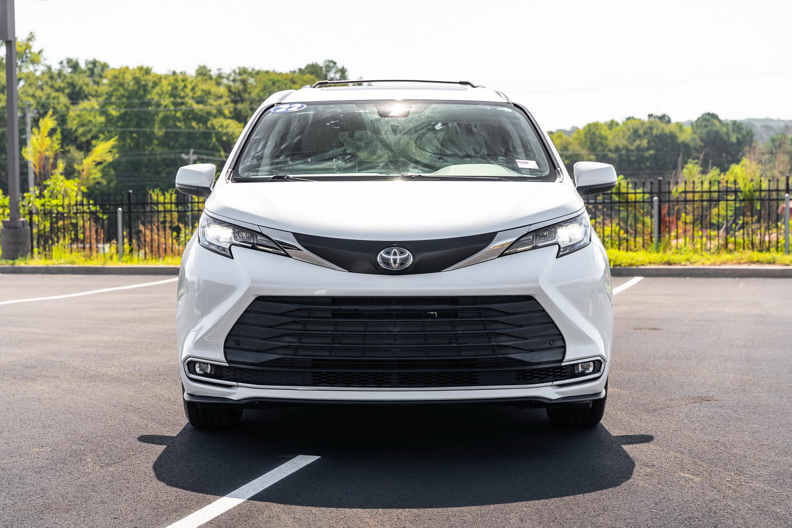 Used 2022 Toyota Sienna XLE FWD image 2