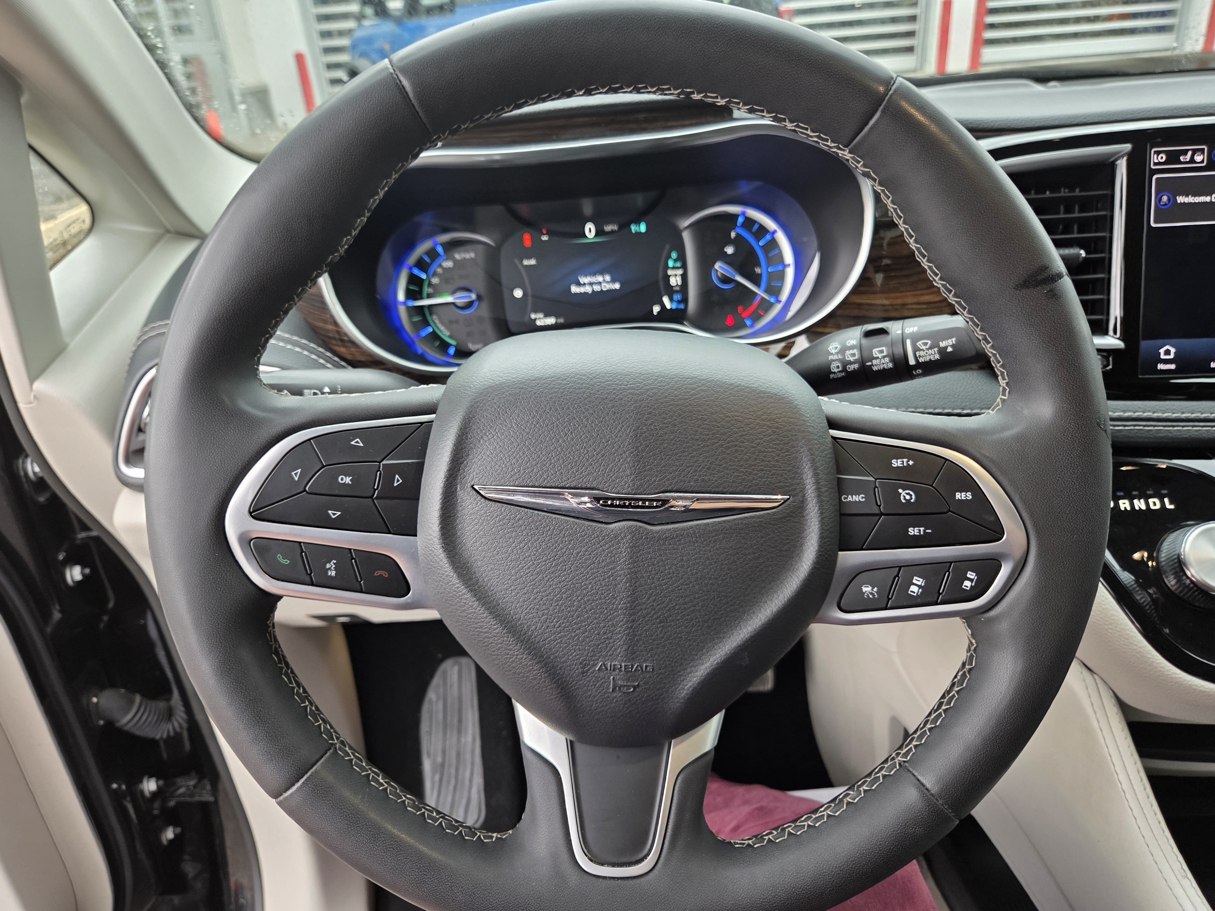 Used 2023 Chrysler Pacifica Limited FWD image 15