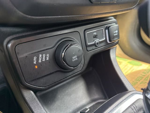 Used 2023 Jeep Renegade Latitude AWD/4WD image 24
