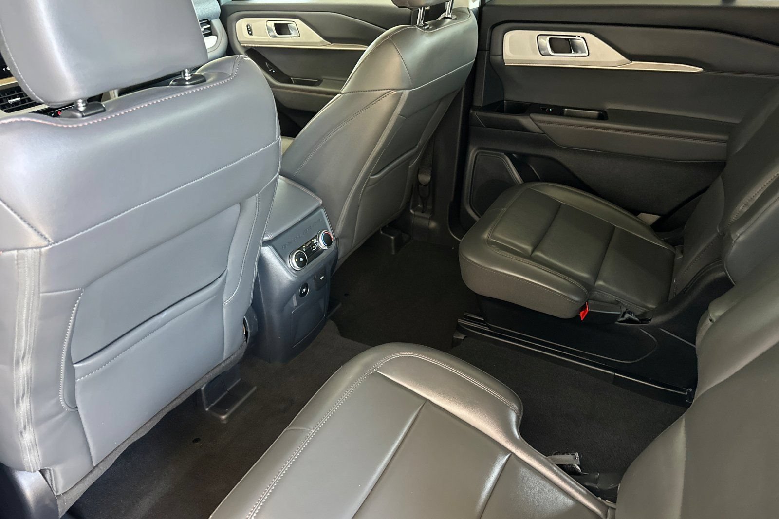Certified 2025 Ford Explorer Active w/ Active Comfort Package AWD/4WD image 12