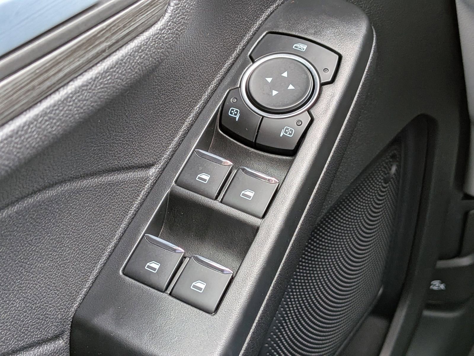 Certified 2025 Ford Escape Platinum image 28