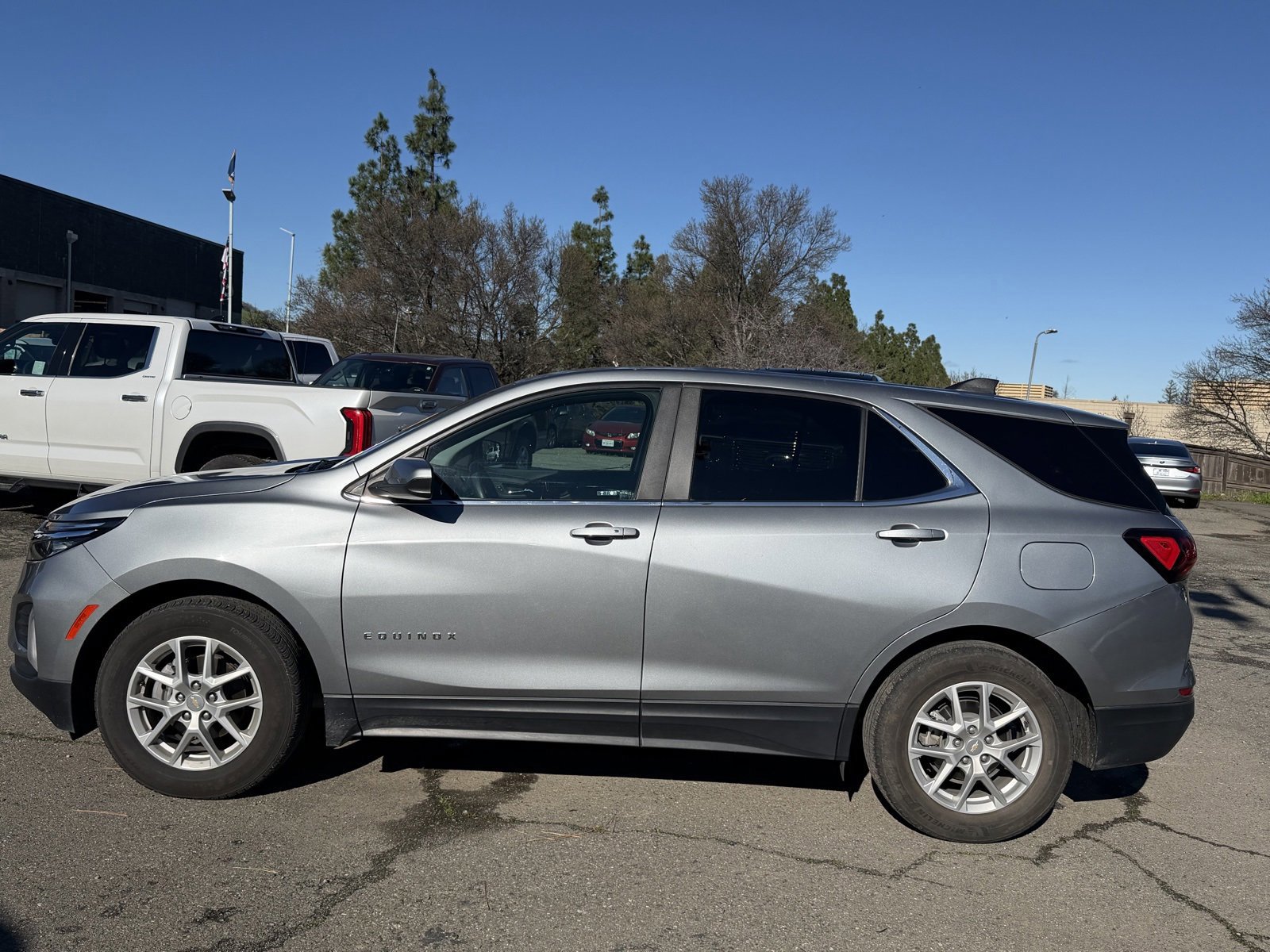 Used 2023 Chevrolet Equinox LT image 2