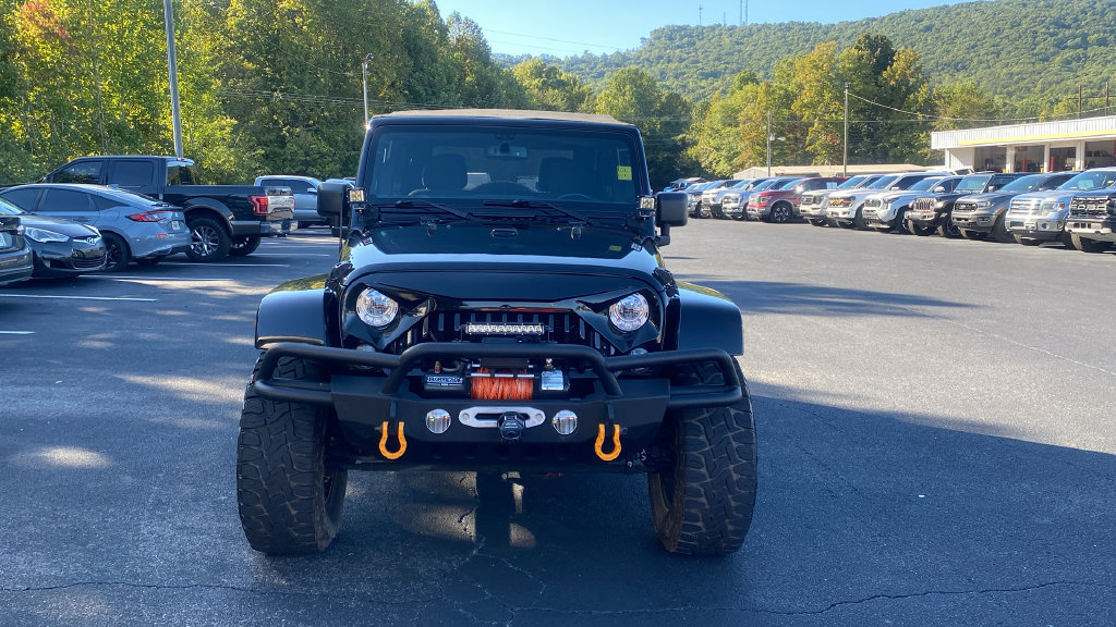 Used 2018 Jeep Wrangler Unlimited Sahara w/ Connectivity Group AWD/4WD image 2