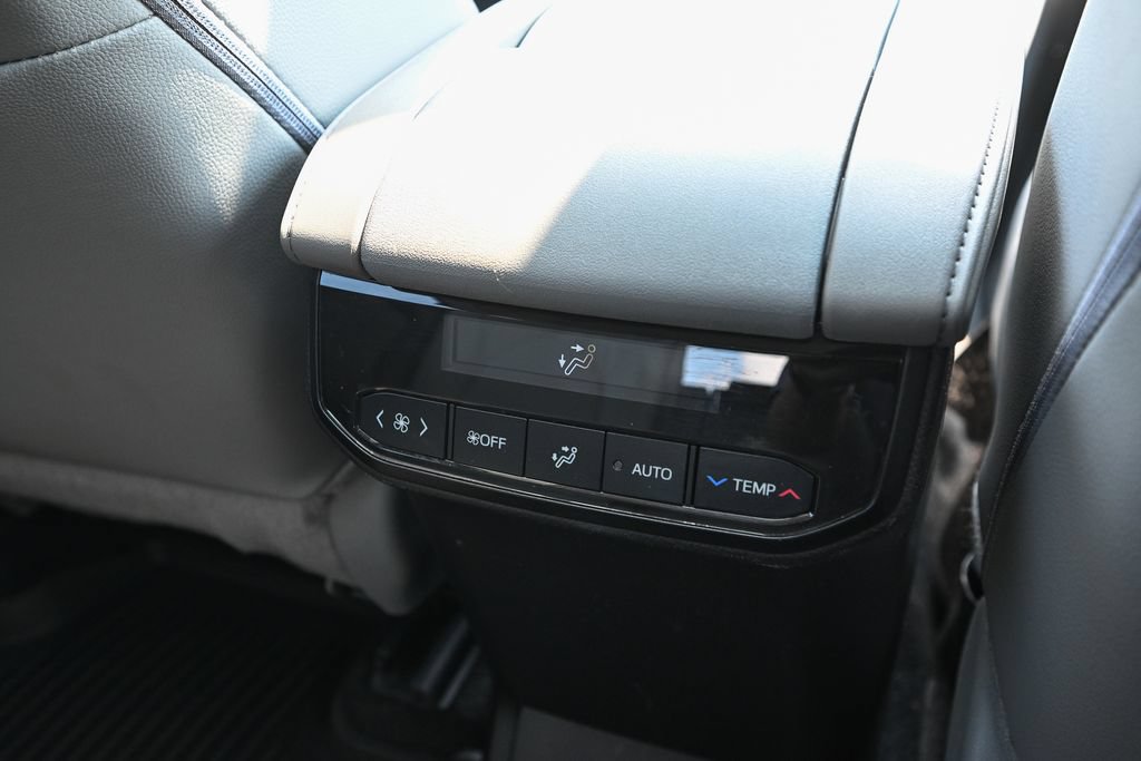 Used 2024 Toyota Highlander XLE AWD/4WD image 29