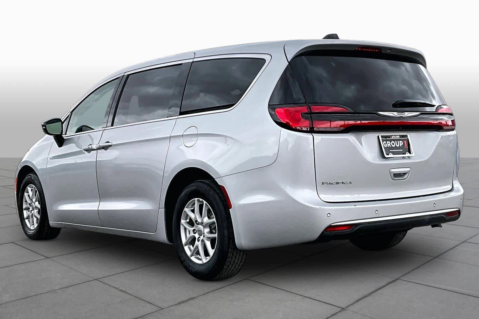 Used 2024 Chrysler Pacifica Touring-L FWD image 12