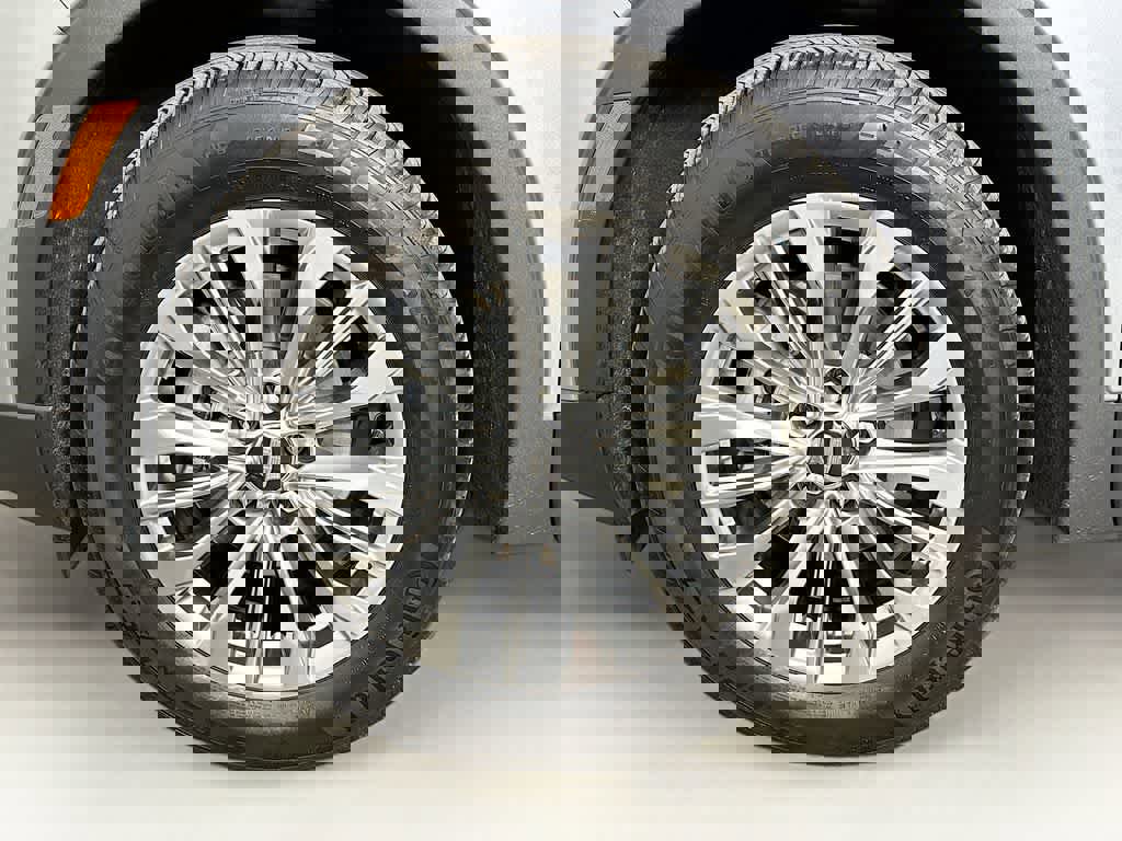 Used 2025 Cadillac XT4 Premium Luxury image 11