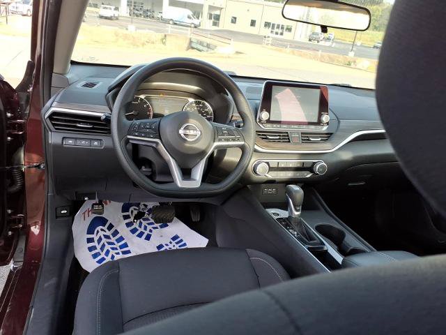 Used 2025 Nissan Altima 2.5 SV FWD image 11