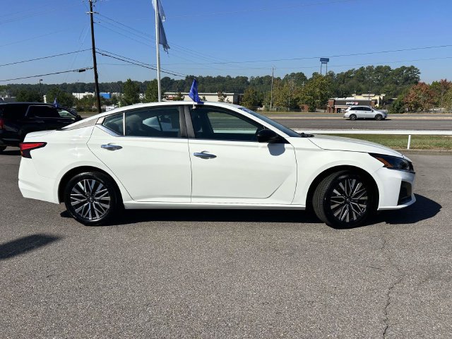 Used 2025 Nissan Altima 2.5 SV FWD image 2