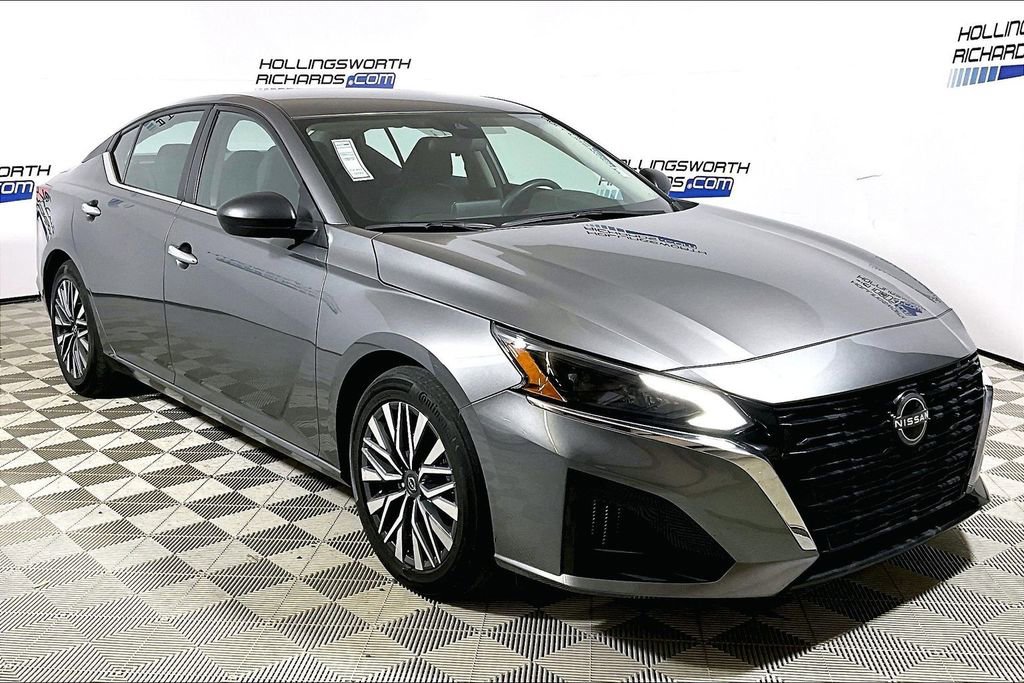 Used 2024 Nissan Altima 2.5 SV image 3