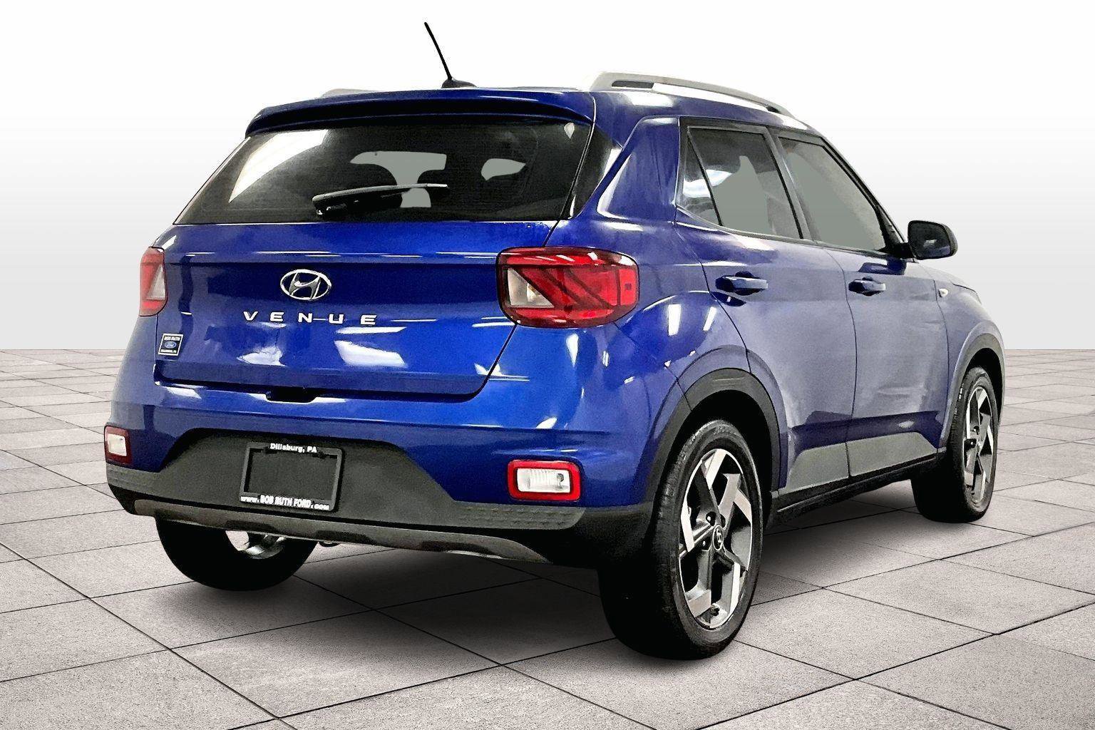 Used 2024 Hyundai Venue SEL image 3