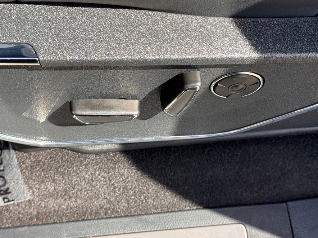 Certified 2025 Ford F150 Platinum w/ Equipment Group 702A High AWD/4WD image 18