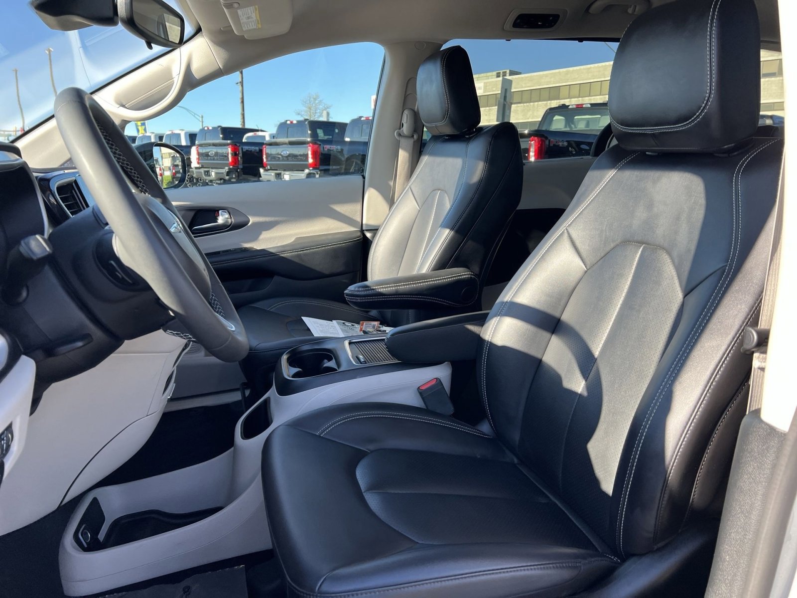 Used 2024 Chrysler Pacifica Touring-L FWD image 13