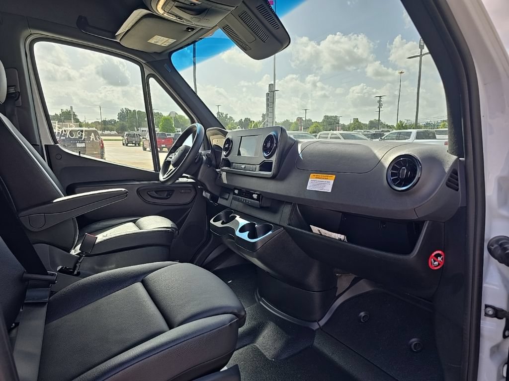 Used 2024 Mercedes-Benz Sprinter 2500 image 16