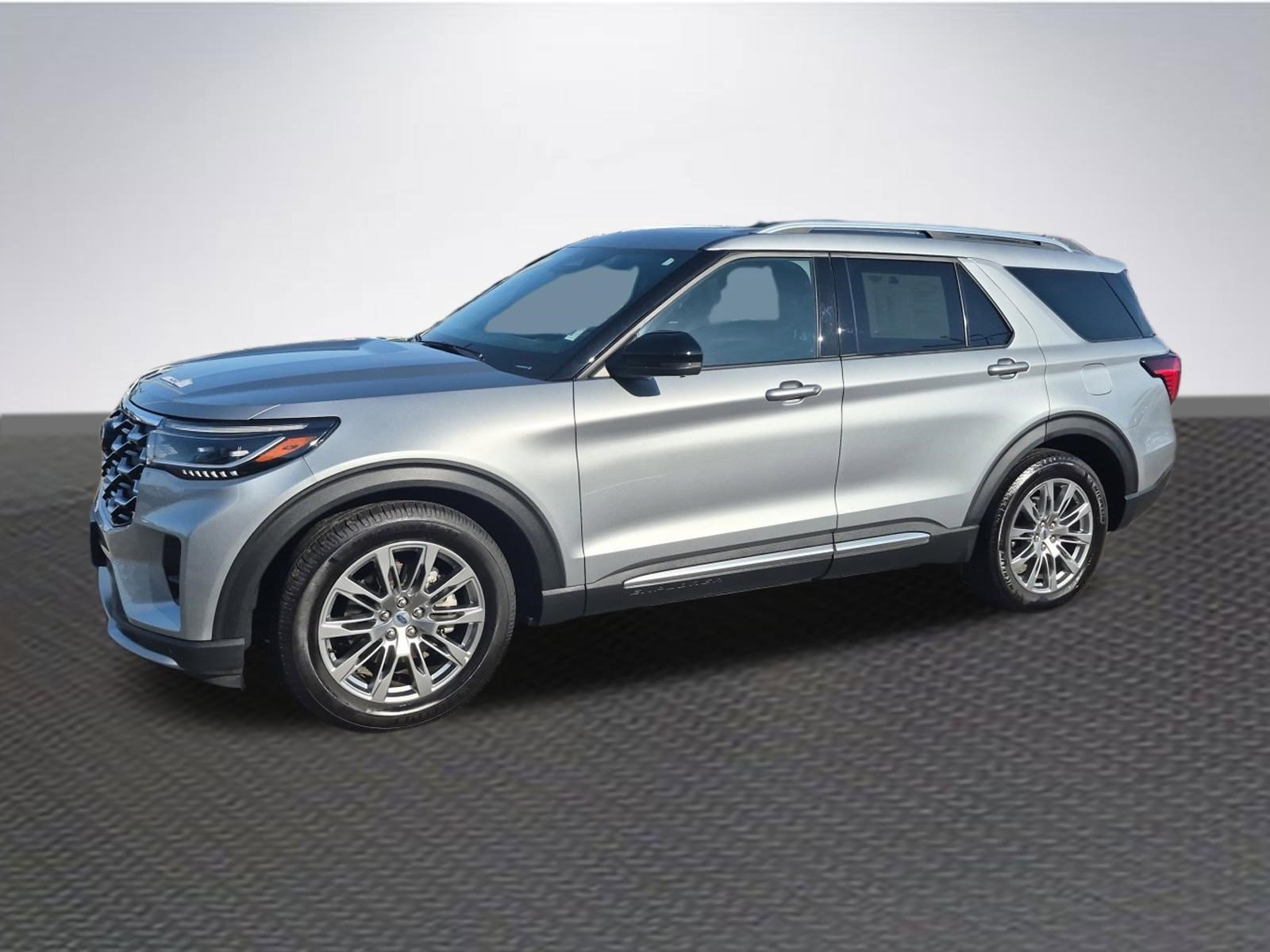 Certified 2025 Ford Explorer Platinum image 3