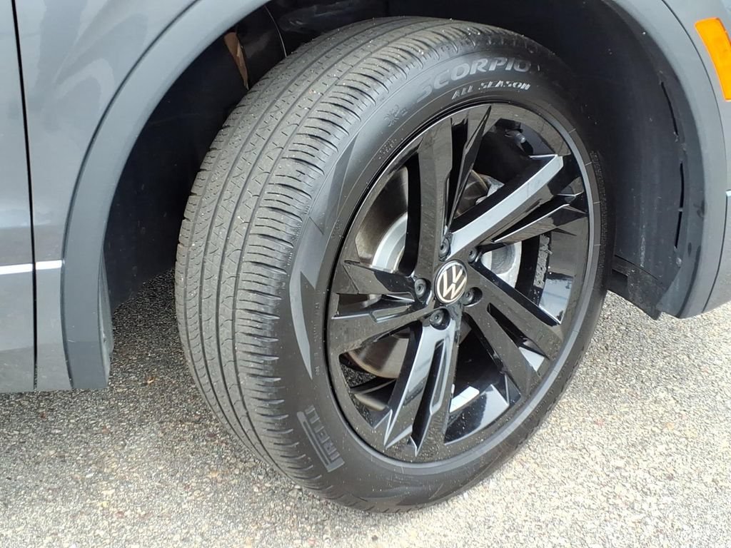Used 2024 Volkswagen Tiguan SE R-Line AWD/4WD image 9