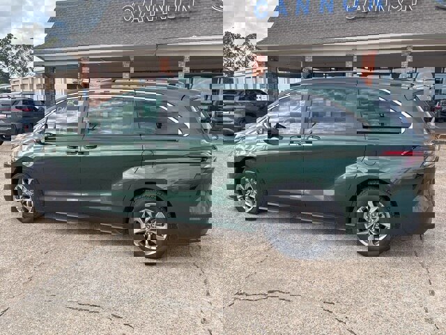 Used 2024 Toyota Sienna XLE image 2