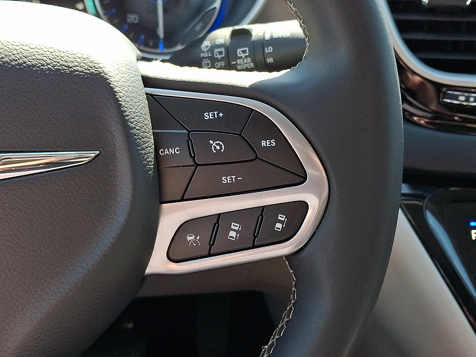 Used 2023 Chrysler Pacifica Touring-L FWD image 25