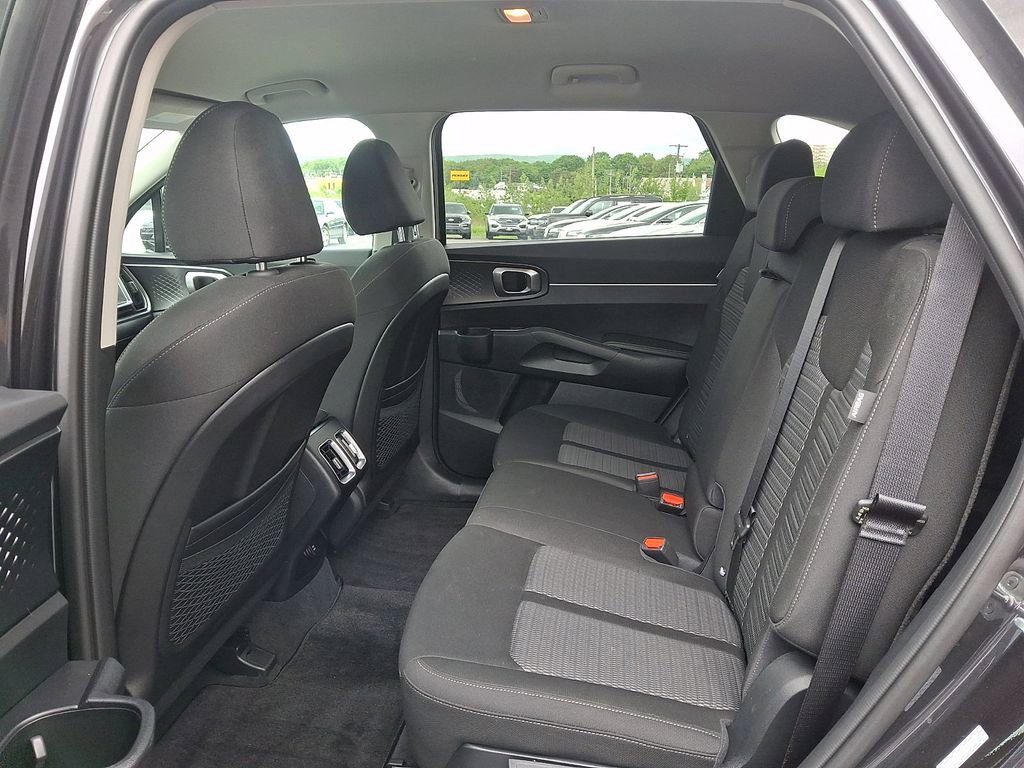 Used 2025 Kia Sorento LX FWD image 11