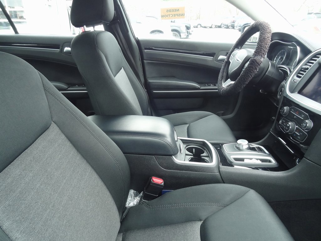 Used 2023 Chrysler 300 Touring image 9