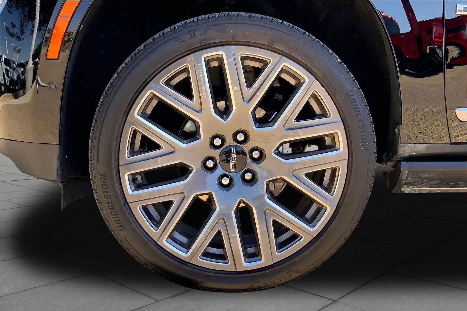 Used 2025 GMC Yukon Denali Ultimate AWD/4WD image 11