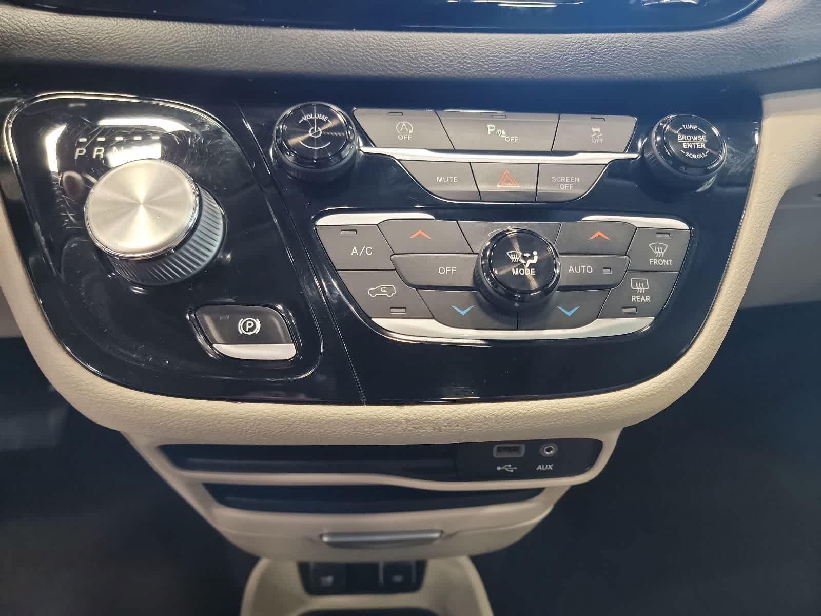 Used 2020 Chrysler Pacifica Limited FWD image 24