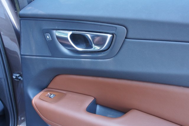 Used 2023 Volvo XC60 B5 Ultimate w/ Protection Package Premier FWD image 18