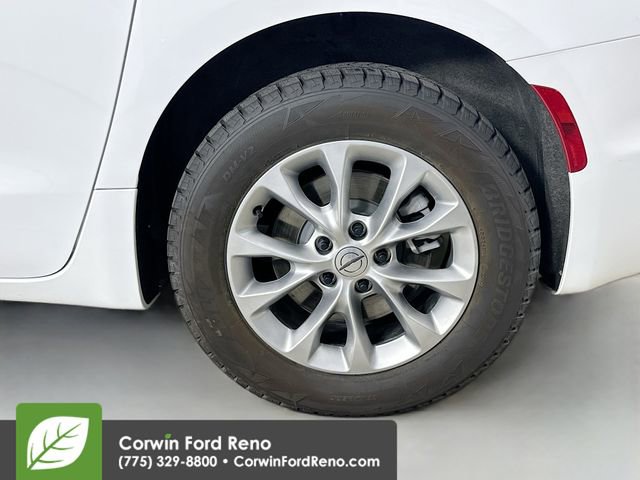 Used 2025 Chrysler Pacifica Select AWD/4WD image 31