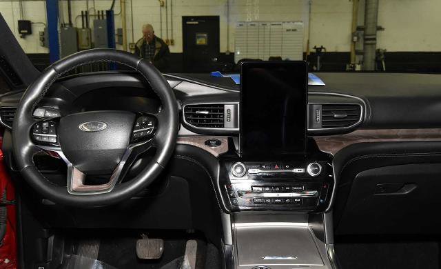 Certified 2023 Ford Explorer Platinum w/ Technology Package AWD/4WD image 16