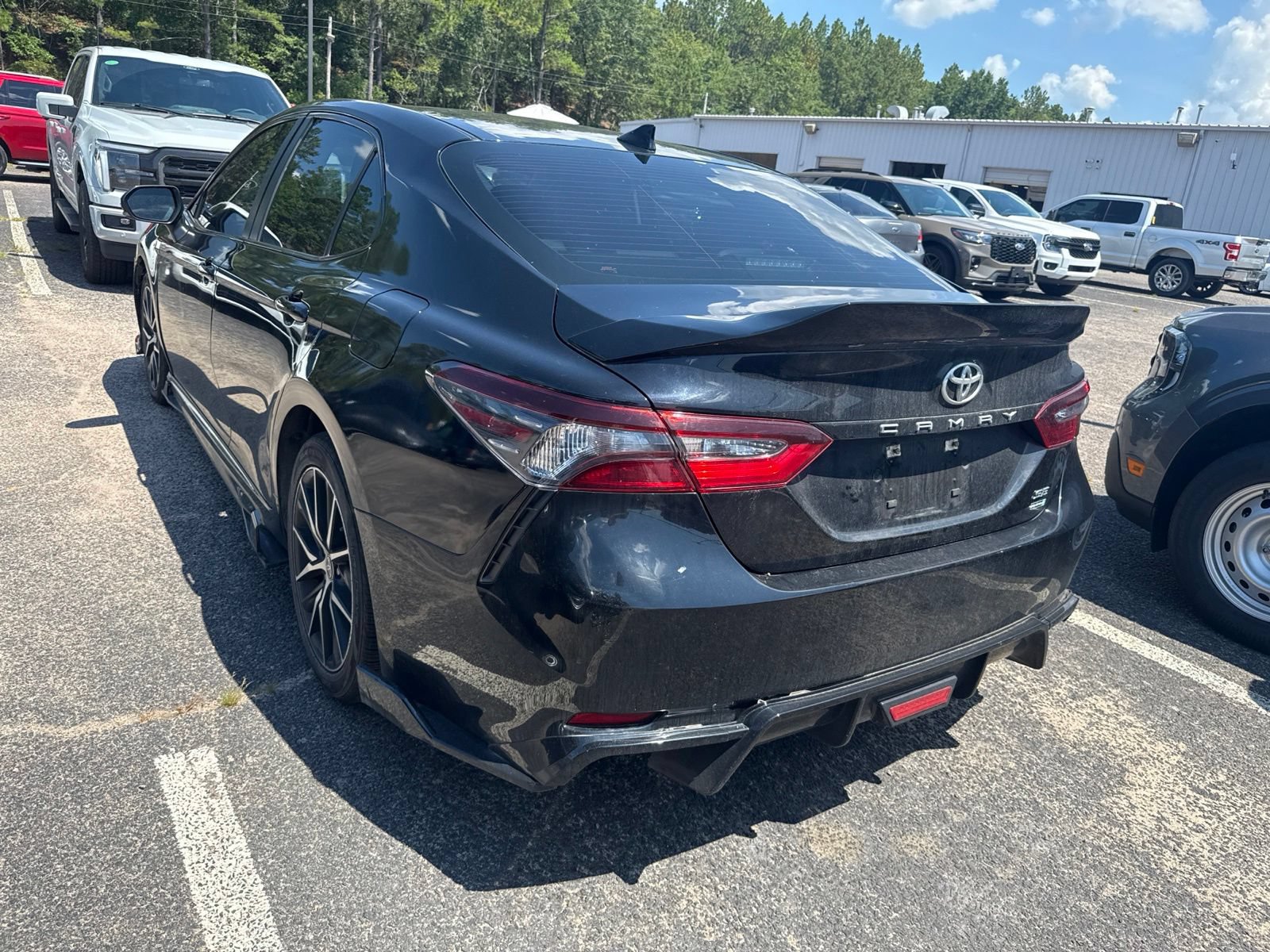Used 2023 Toyota Camry SE FWD image 5