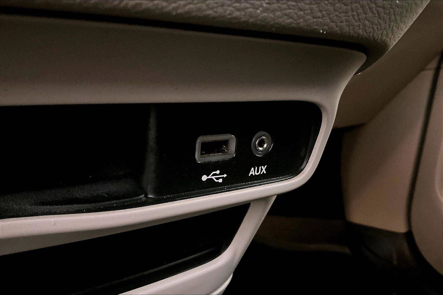 Used 2020 Chrysler Voyager L image 32