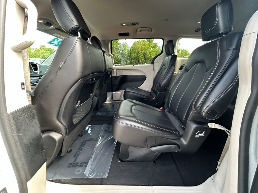 Used 2023 Chrysler Pacifica Touring-L FWD image 27