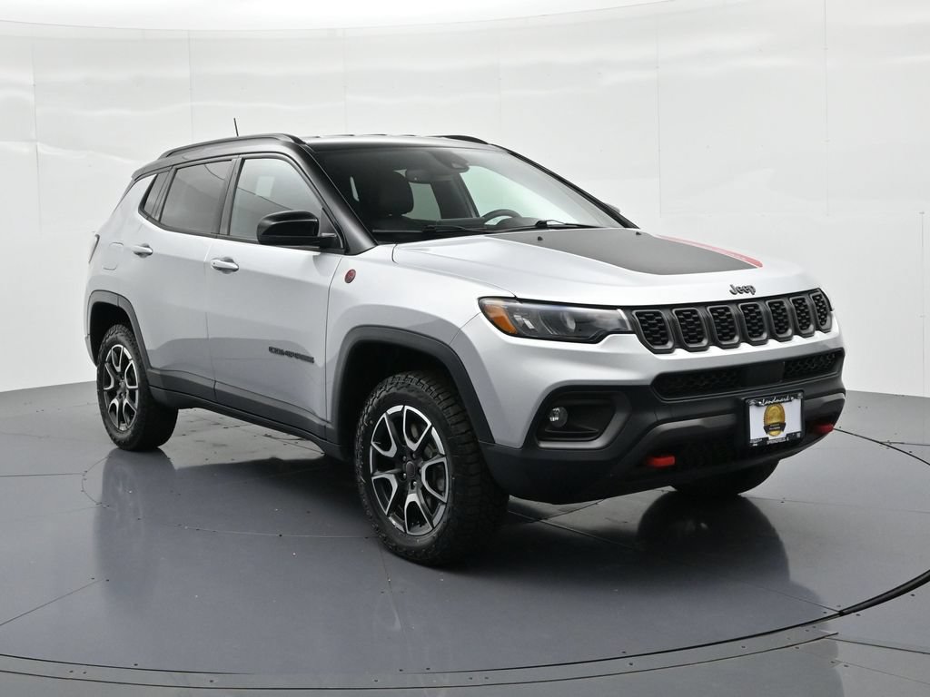 Used 2025 Jeep Compass Trailhawk AWD/4WD image 3