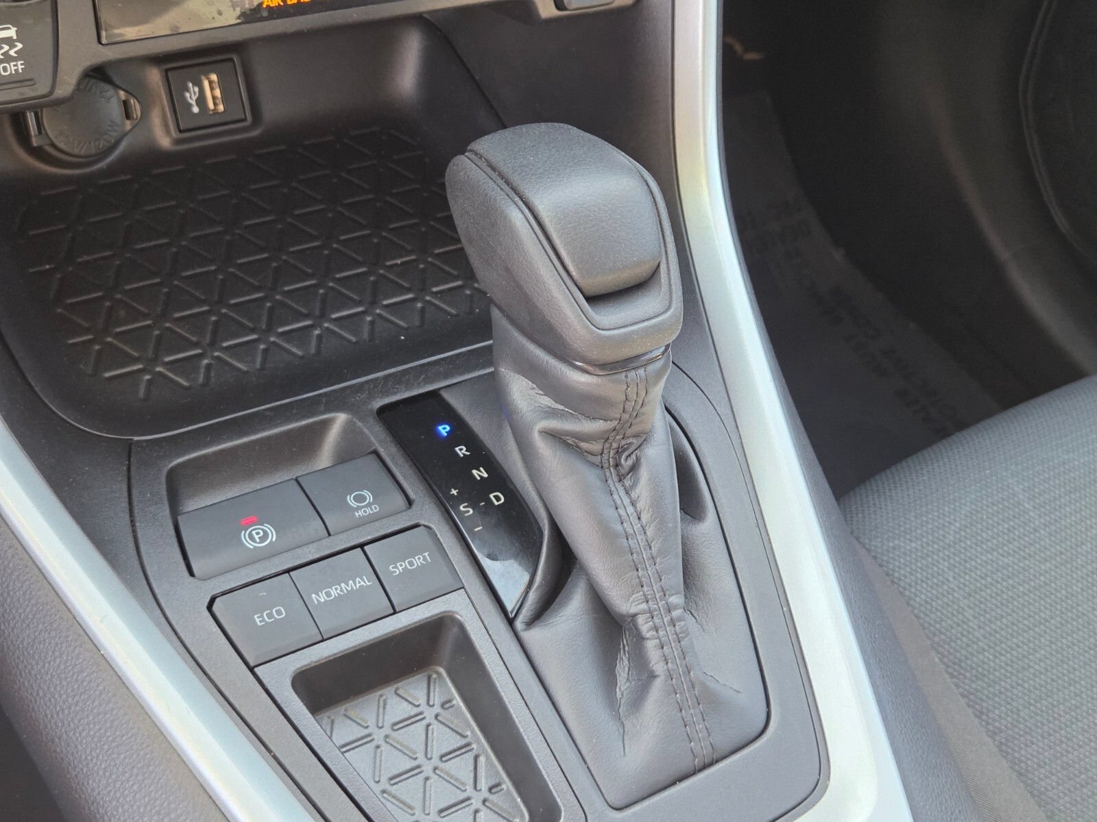 Used 2025 Toyota RAV4 XLE FWD image 23
