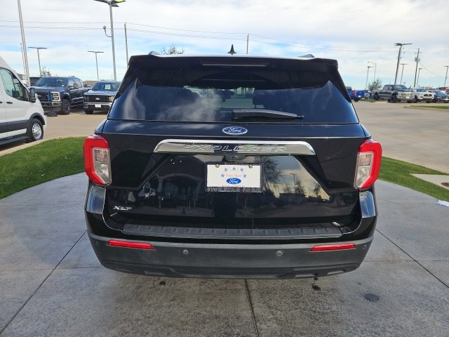Certified 2022 Ford Explorer XLT image 3