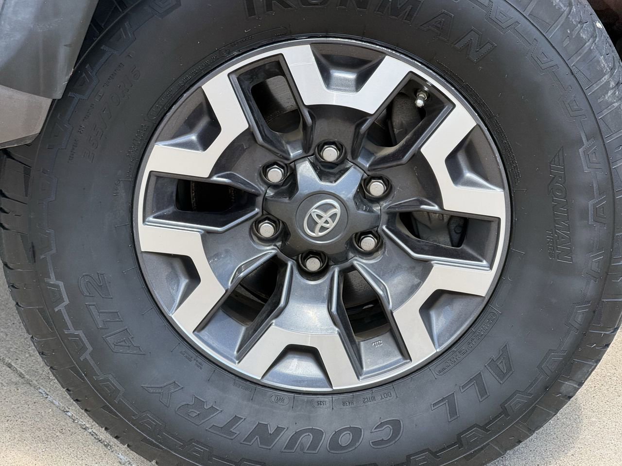 Used 2018 Toyota Tacoma TRD Off-Road AWD/4WD image 9