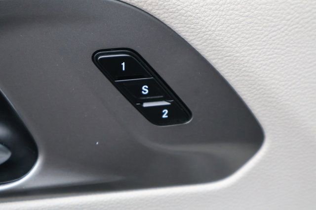Used 2024 Chrysler Pacifica Touring-L image 28